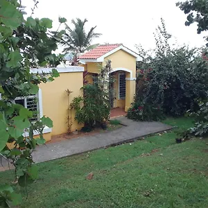  Holiday home The Yellow House: Fully Equipped, Spectacular Beach View